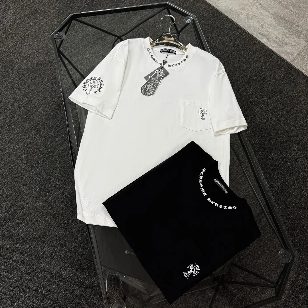 P170 Chrome Hearts 25 high-end versions. The fabric is made of 300 grams of high-density pure cotton. It does not deform or shrink. It has three labels. It is the same style for men and women. Technology: suede foaming + digital printing. Color: white, black. SIZE: S-XL.